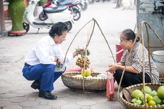 Chế Linh ngồi trà đá vỉa hè, người bán hàng rong nhận ra và ôm chặt - Ảnh 9.