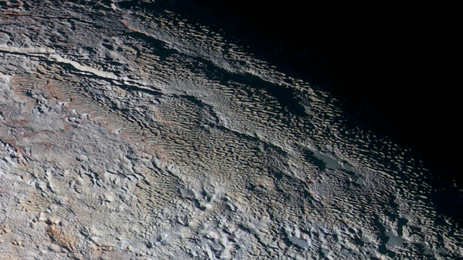 NASA phát hiện các tháp băng khổng lồ ở dưới địa ngục của sao Diêm Vương - Ảnh 2.