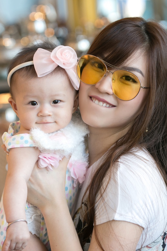 Á hậu Diễm Trang xinh đẹp, đưa con gái 6 tháng tuổi đi dạo phố - Ảnh 7.