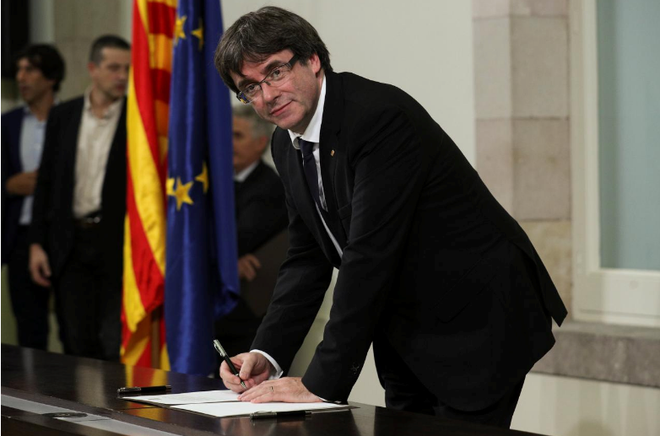 Ra tối hậu thư 8 ngày cho Catalonia, chính phủ Tây Ban Nha bắn 1 mũi tên trúng 2 đích? - Ảnh 2.