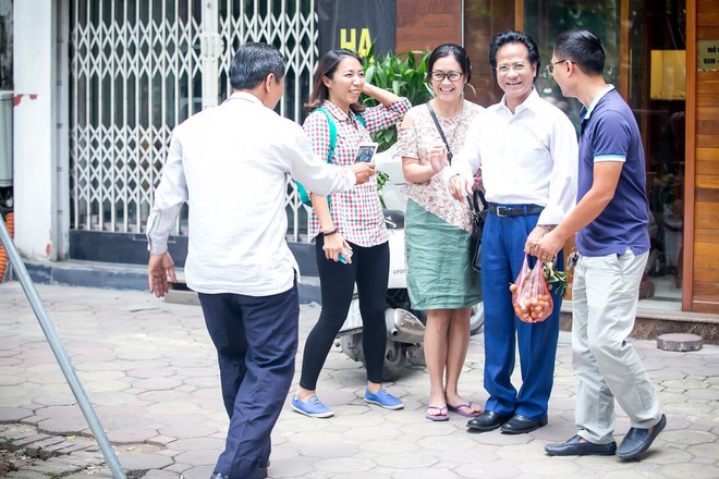 Chế Linh ngồi trà đá vỉa hè, người bán hàng rong nhận ra và ôm chặt - Ảnh 8.