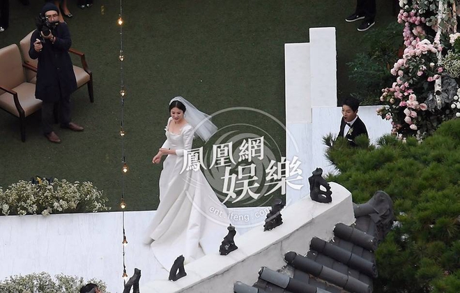 [TRỰC TIẾP TỪ HÀN QUỐC] Siêu đám cưới Song Hye Kyo - Song Joong Ki: Cô dâu chú rể tươi rói bên dàn khách mời hạng A - Ảnh 21.