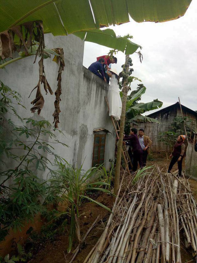 Cô dâu bắc thang, trèo tường vào nhà chồng trong ngày cưới gây sốc - Ảnh 2.