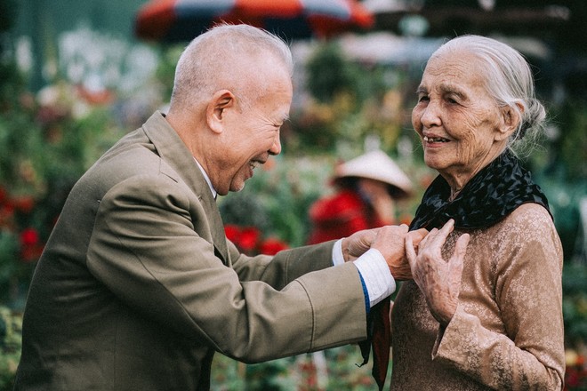Nụ cười của cặp vợ chồng 90 tuổi giữa vườn hoa khiến bao người xao xuyến - Ảnh 6.