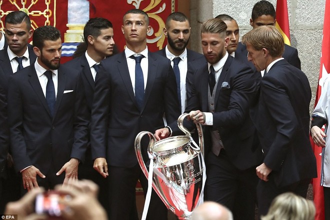 Ronaldo trình làng kiểu tóc chưa từng thấy; fan Real nêm kín đường phố Madrid - Ảnh 4.