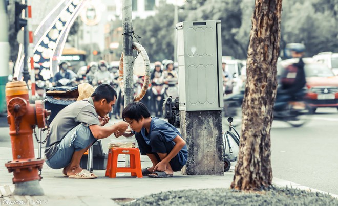 Giữa ngày giáp Tết vội vã, bức ảnh này khiến nhiều người lắng lòng mình lại - Ảnh 1.