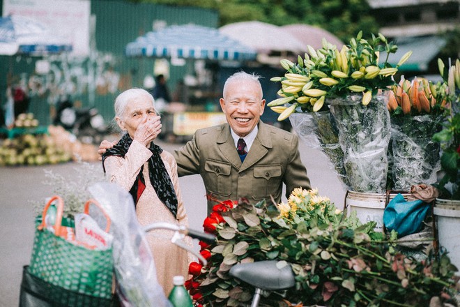 Nụ cười của cặp vợ chồng 90 tuổi giữa vườn hoa khiến bao người xao xuyến - Ảnh 5.
