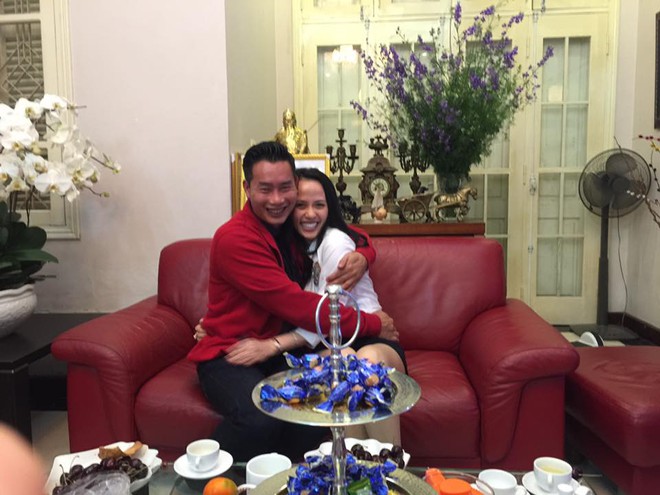 MC Hoa Thanh Tùng luôn có hành động này khi chụp hình bên vợ - Ảnh 4.