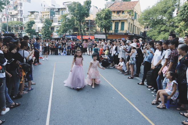 Các em nhỏ náo loạn phố đi bộ Hà Nội khi dạy nhảy cho du khách nước ngoài  - Ảnh 3.