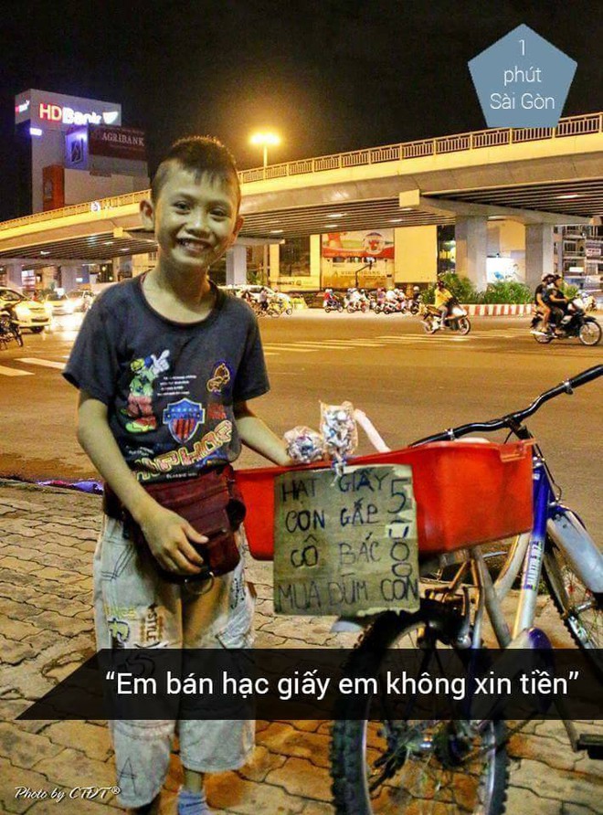 Em bé Sài Gòn bán hạc giấy và câu nói khiến người lớn nể phục - Ảnh 1.