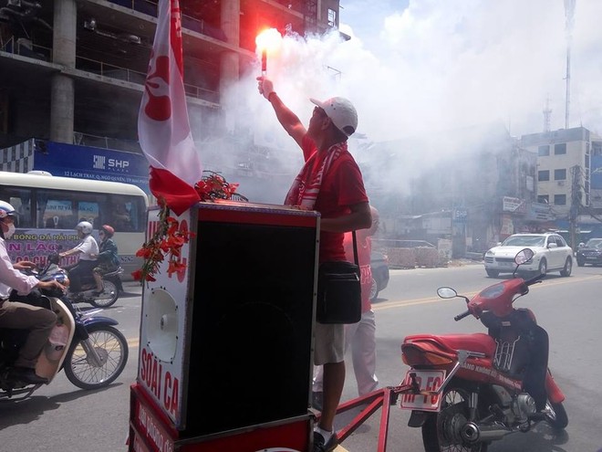 Hàng nghìn CĐV Hải Phòng nhuộm đỏ đường phố Hà Nội, tái diễn màn rắc tiền âm phủ - Ảnh 9.