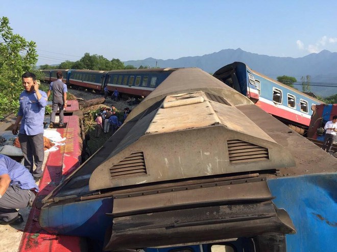 Thừa Thiên Huế: Tàu hoả đâm xe tải, lật khỏi đường ray, 3 người chết tại chỗ - Ảnh 3.