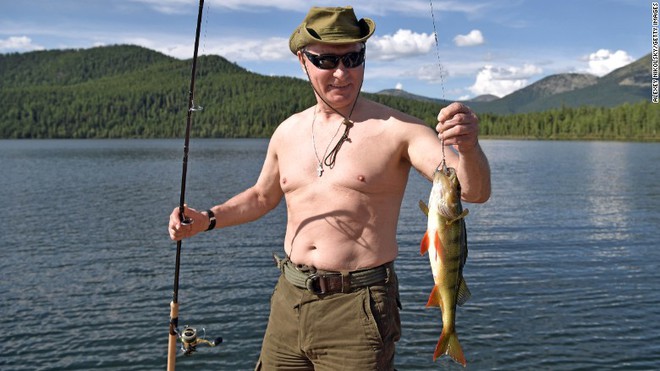 Giữa lúc Nga - Mỹ căng thẳng, ông Trump đi đánh golf, ông Putin đi tắm nắng, câu cá - Ảnh 5.