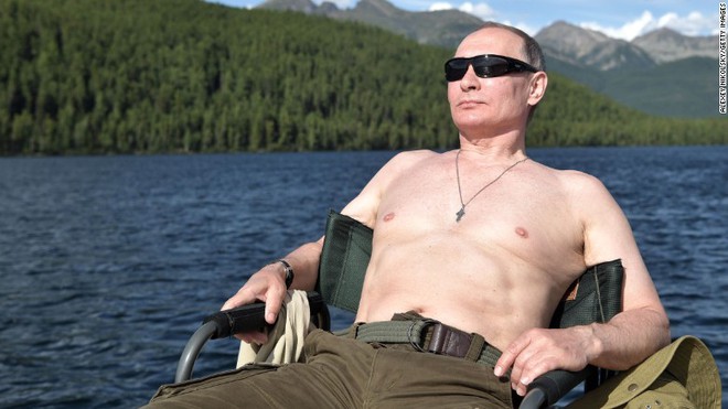 Giữa lúc Nga - Mỹ căng thẳng, ông Trump đi đánh golf, ông Putin đi tắm nắng, câu cá - Ảnh 4.