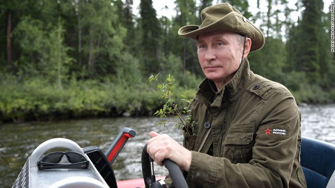 Giữa lúc Nga - Mỹ căng thẳng, ông Trump đi đánh golf, ông Putin đi tắm nắng, câu cá - Ảnh 3.