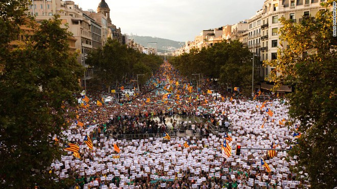 Đáp trả phán quyết của Madrid, Chủ tịch Quốc hội Catalonia tuyên bố không lùi bước - Ảnh 1.