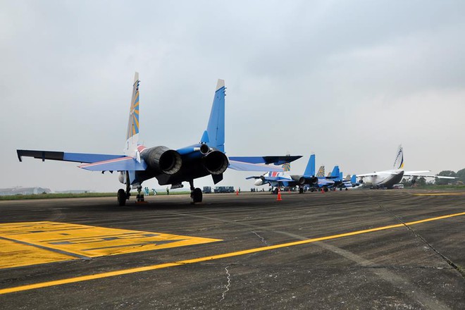 Tiêm kích Su-30SM dũng mãnh hạ cánh tại sân bay Nội Bài - Ảnh 1.