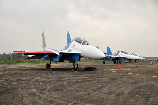 Tiêm kích Su-30SM dũng mãnh hạ cánh tại sân bay Nội Bài - Ảnh 3.