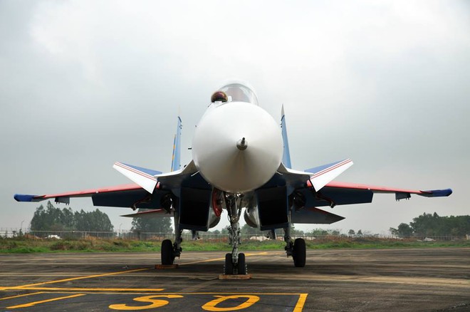 Tiêm kích Su-30SM dũng mãnh hạ cánh tại sân bay Nội Bài - Ảnh 4.