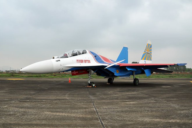 Tiêm kích Su-30SM dũng mãnh hạ cánh tại sân bay Nội Bài - Ảnh 5.