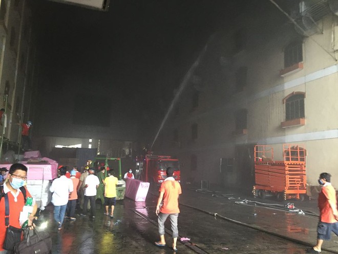 Hiện trường vụ cháy kéo dài 26 giờ tại Cần Thơ, bê tông, sắt thép biến dạng dưới sức nóng - Ảnh 3.