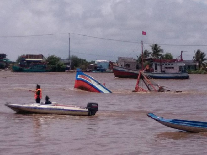 Video: Khoảnh khắc chìm tàu tại lễ hội Nghinh Ông, 2 nữ sinh tử vong - Ảnh 3.