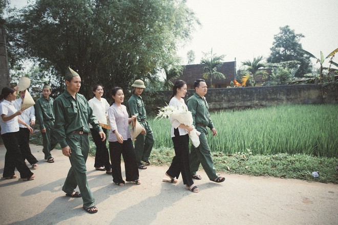 Bộ ảnh 100 năm đám cưới Việt Nam khiến người xem vừa lạ vừa quen - Ảnh 4.