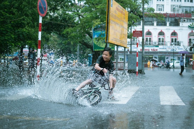 Mưa, chiếc ô rách và những câu chuyện khiến lòng người thổn thức - Ảnh 18.