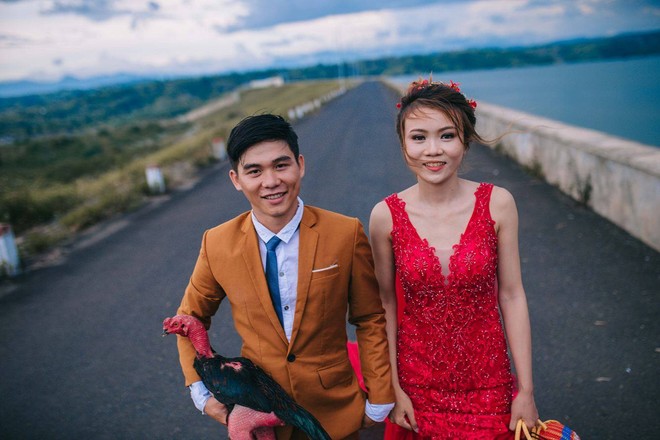 Người thứ ba trong ảnh cưới của cặp đôi Phú Yên khiến dân mạng bấm like nhiệt tình - Ảnh 1.
