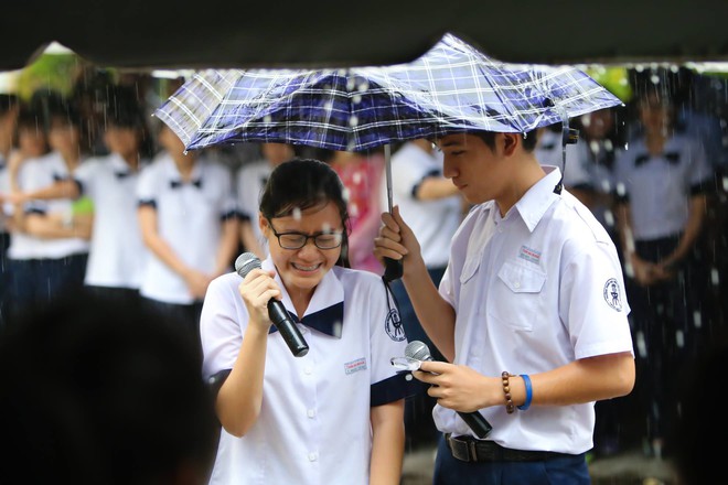 Mưa, chiếc ô rách và những câu chuyện khiến lòng người thổn thức - Ảnh 1.