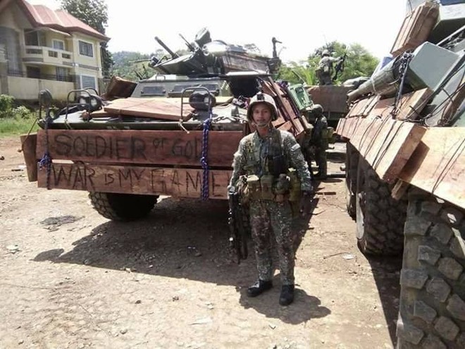 Khó tin: Lính Philippines gia cố xe bọc thép bằng... gỗ và bìa carton - Ảnh 5.