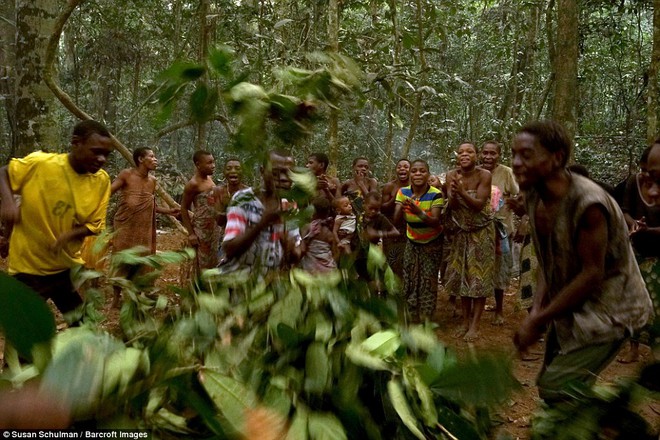 Chùm ảnh: Bên trong bộ lạc có đến 50% trẻ em không thể sống qua 5 tuổi ở châu Phi - Ảnh 2.
