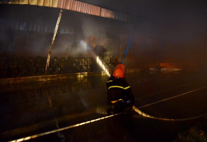 Cháy lớn tại khu công nghiệp Nội Bài lúc nửa đêm, cột khói lửa bốc cao hàng trăm mét - Ảnh 2.