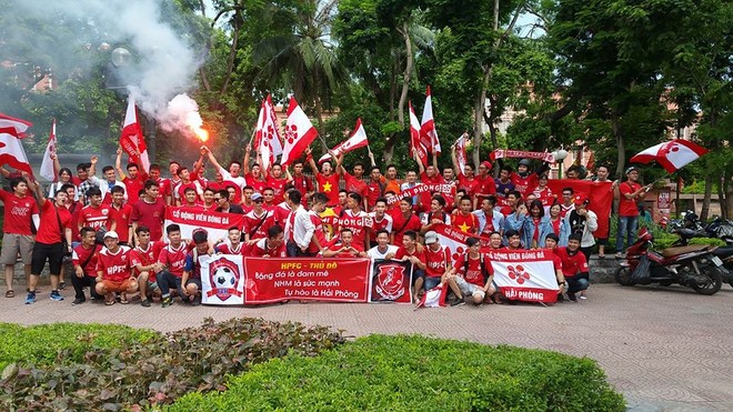 Hàng nghìn CĐV Hải Phòng nhuộm đỏ đường phố Hà Nội, tái diễn màn rắc tiền âm phủ - Ảnh 11.