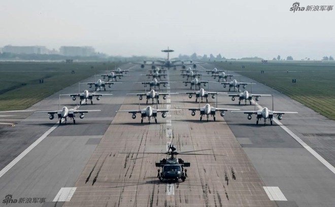Cảnh báo Triều Tiên - Không quân Mỹ cho F-15 diễu binh Voi đi bộ trong tình hình nóng - Ảnh 2.