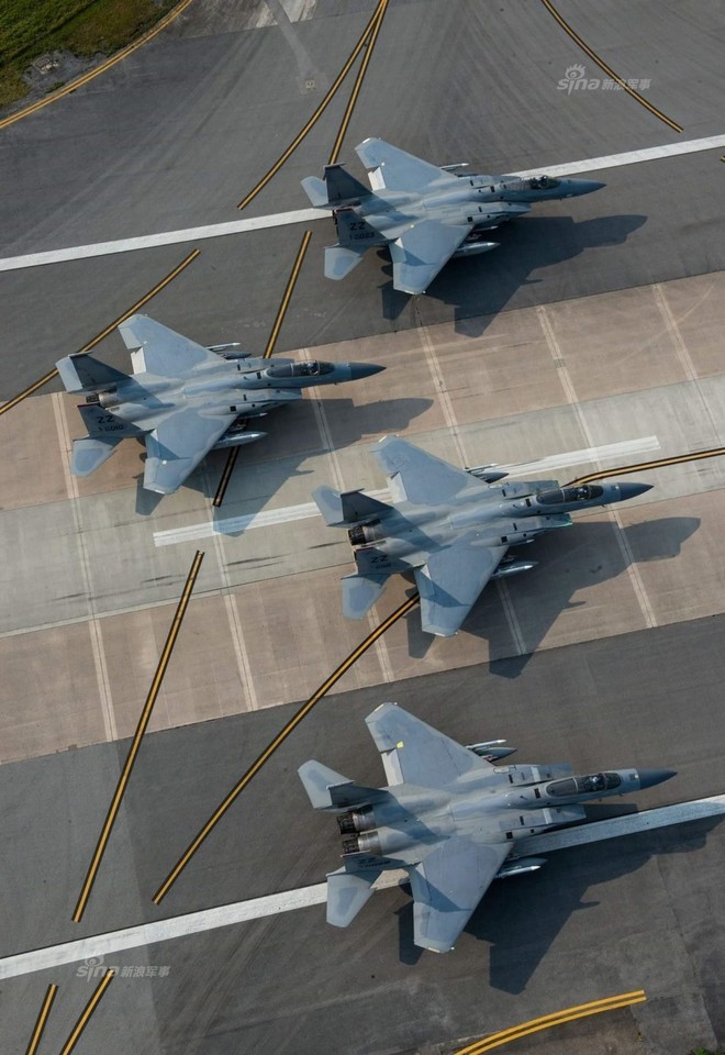 Cảnh báo Triều Tiên - Không quân Mỹ cho F-15 diễu binh Voi đi bộ trong tình hình nóng - Ảnh 3.