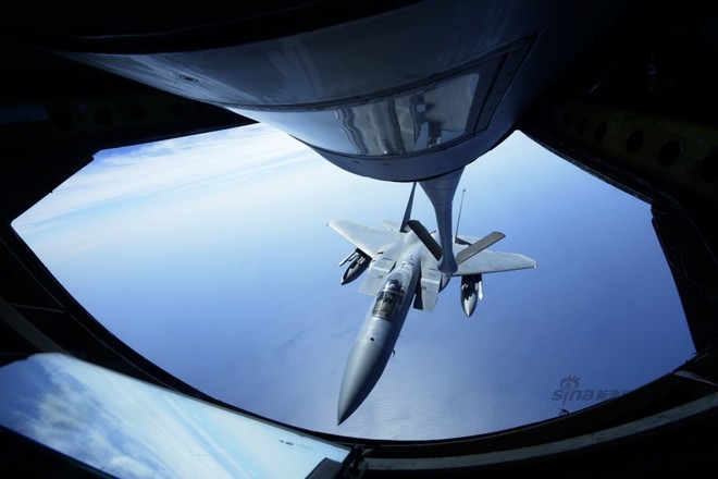Cảnh báo Triều Tiên - Không quân Mỹ cho F-15 diễu binh Voi đi bộ trong tình hình nóng - Ảnh 7.