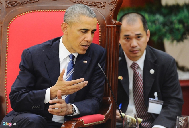 Phiên dịch tiếng Việt của Obama buồn như nhìn cánh hoa rơi ngày ông rời Nhà Trắng - Ảnh 1.