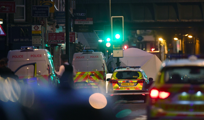 Vụ xe tải đâm vào đám đông ở London: Kẻ tấn công la hét giết hết người Hồi giáo - Ảnh 1.