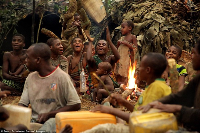Chùm ảnh: Bên trong bộ lạc có đến 50% trẻ em không thể sống qua 5 tuổi ở châu Phi - Ảnh 13.