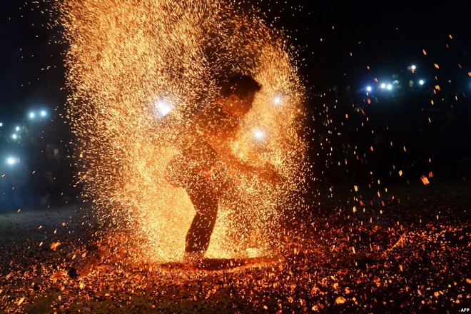 7 ngày qua ảnh: Màn múa lửa độc đáo của vũ công Việt Nam - Ảnh 5.