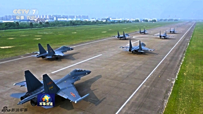 [ẢNH] Song kiếm Su-30MKK và J-10 của Trung Quốc huấn luyện tác chiến - Ảnh 1.