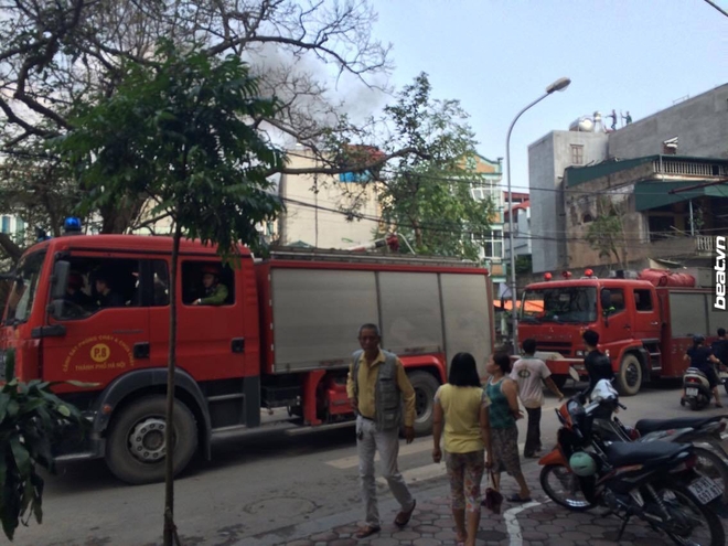 3 căn nhà trên phố Minh Khai cháy dữ dội, nối hàng trăm mét dây để dẫn nước - Ảnh 4.