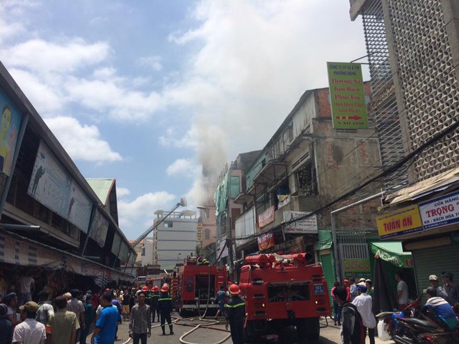 Cháy cửa hàng đồ chơi trẻ em cạnh chợ Kim Biên, hàng trăm tiểu thương hốt hoảng - Ảnh 2.