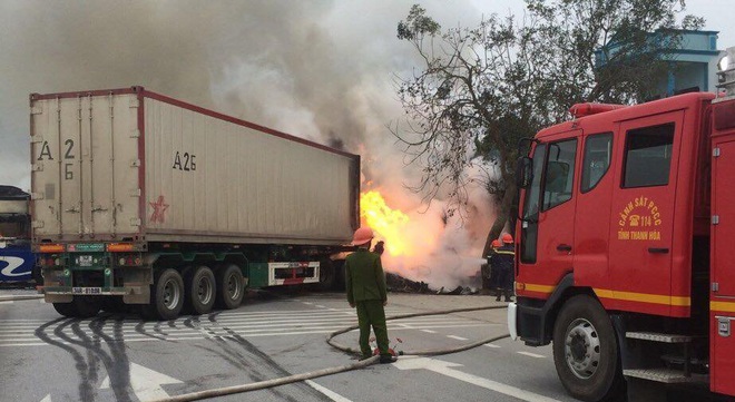 Xe khách bốc cháy trơ khung sau cú đâm của xe container - Ảnh 2.