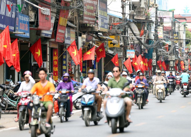 Hình ảnh: Quốc kỳ rực đỏ mọi ngả đường Hà Nội trong Ngày Chiến Thắng - Ảnh 2.