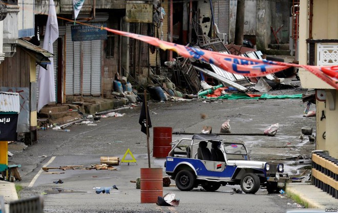 24h qua ảnh: Phiến quân dựng chướng ngại vật trên đường phố Marawi, Philippines - Ảnh 10.