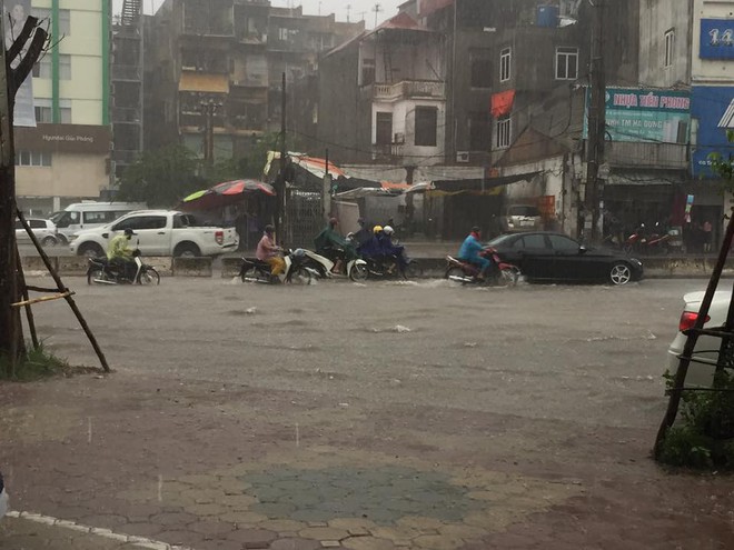 Hà Nội mưa lớn, hình ảnh các tuyến phố ngập lụt được dân mạng cập nhật liên tục - Ảnh 10.