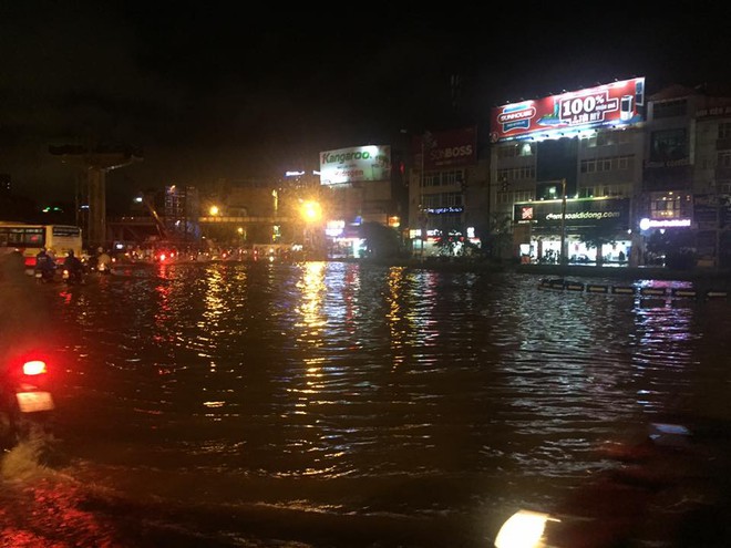 Giữa tối muộn Hà Nội mưa lớn, các tài xế xôn xao vì nhiều tuyến phố bị ngập sâu - Ảnh 10.