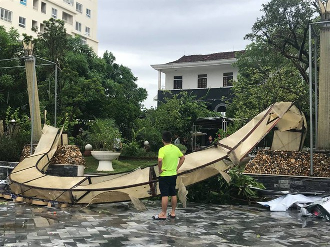 Hàng chục tàu cá chìm, đường sắt tê liệt, phố phường Hà Nội ngập sâu trong bão số 2 - Ảnh 9.